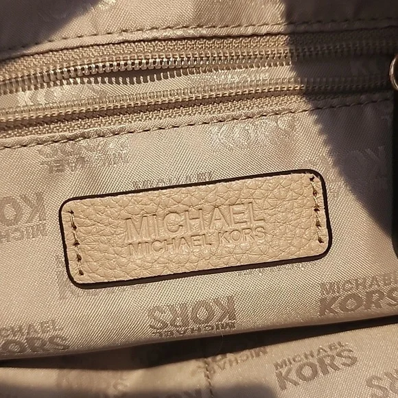 Michael Kors Beige Leather Shoulder Bag Gold Hardware 12.5x8 EUC - Picture 8 of 12